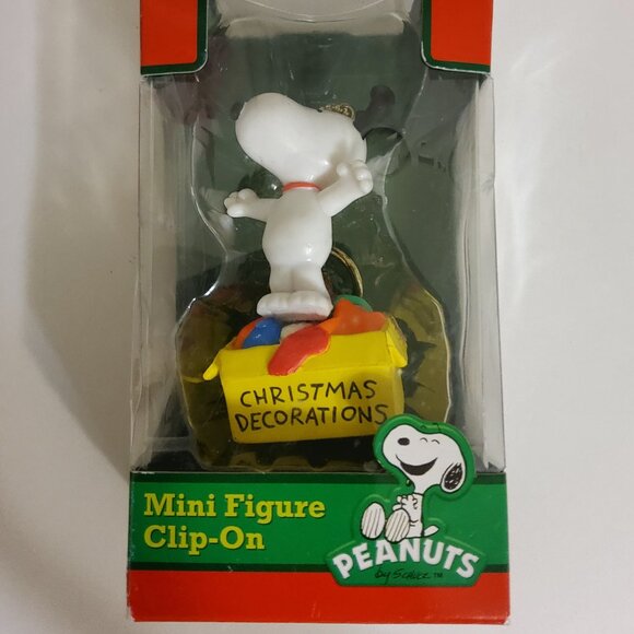 2012 Peanuts Snoopy Christmas Clip-on Figure - Picture 1 of 4